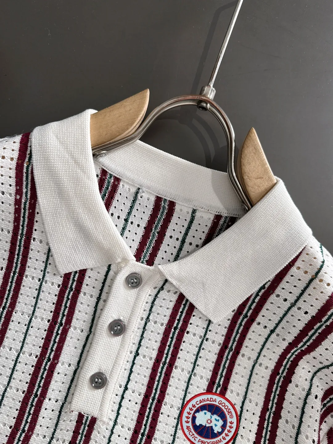 Next day shipment P300 High quality Big Goose 2025 autumn and winter new men's lapel short-sleeved T-shirt Made of combed cotton yarn knitted cotton fabric, pure cotton high-weight special yarn, it feels full of weight when weighed, and the upper body is more textured than ordinary T-shirts. This texture can cope with the weather easily and is suitable for both hot and cold! The pattern on the chest adopts three-dimensional embroidery technology, and is perfectly produced stitch by stitch with reference to the original version! Loose fit design, looks noble. Size: M to XXXL